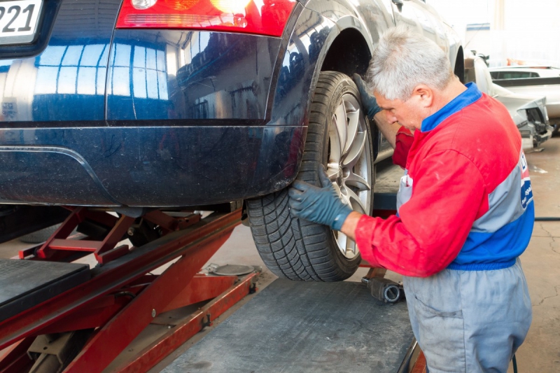 boutique-ST MARTIN D ENTRAUNES-min_auto_repair_repair_lift_auto_mechanic_work_clothes_master_professional_man_of_the_fold-685629