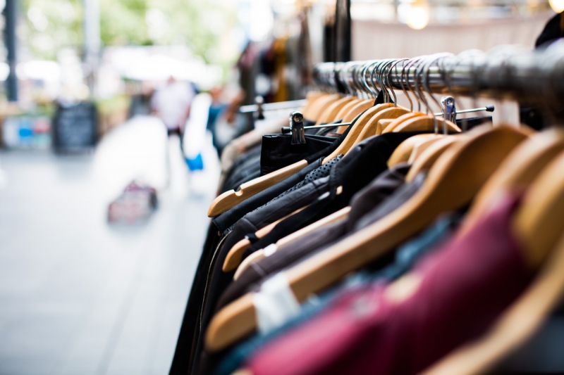 boutique-ST MARTIN D ENTRAUNES-min_blur_close_up_focus_hanger_jacket_market_people_rack-1176303
