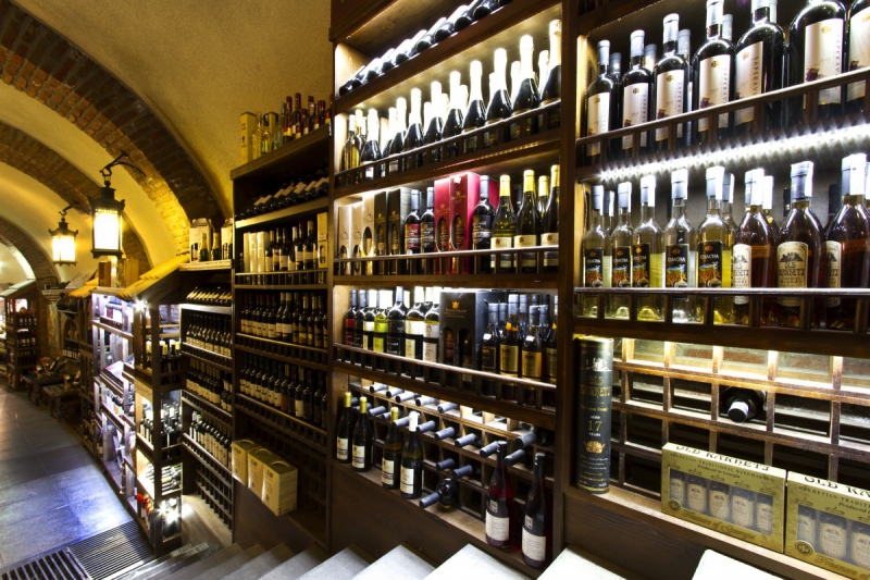 boutique-ST MARTIN D ENTRAUNES-min_world_street_travel_shop_canon_georgia_wine_bottles-429767